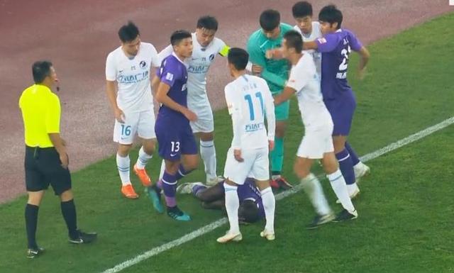 足球赛场上的那些意外，进球、乌龙、助攻与红牌的幕后故事