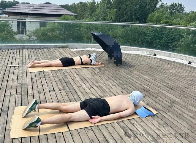 女子趴小区地上晒背被车压过，这些安全常识你得知道