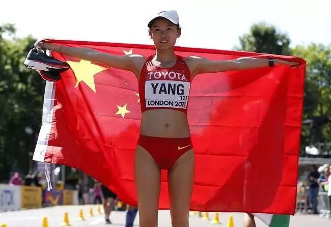 竞走冠军杨家玉逛街，老公直呼走慢点，当世界冠军遇上人间真实