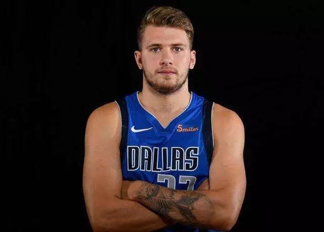 勒布朗·詹姆斯 vs 卢卡·东契奇，现在的NBA最红球星到底是谁？