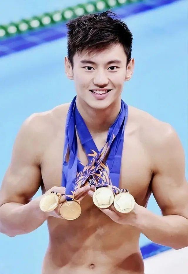 孙杨，一个游泳冠军的成长故事，从怕水男孩到世界纪录保持者