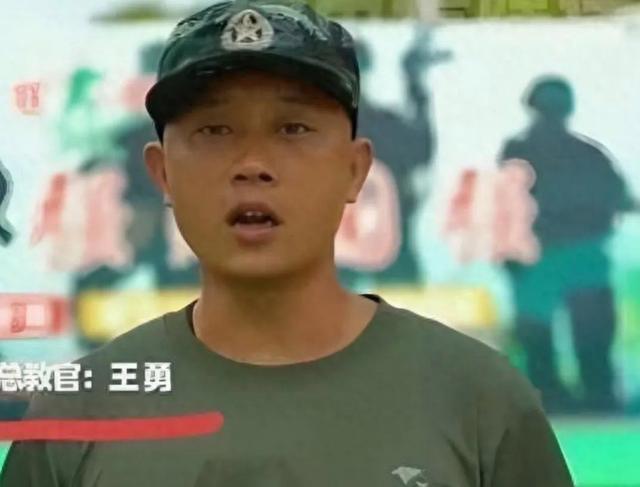 疑遭教官侵犯的14岁少女父亲发声，那个电话里，女儿哭着说爸，我害怕